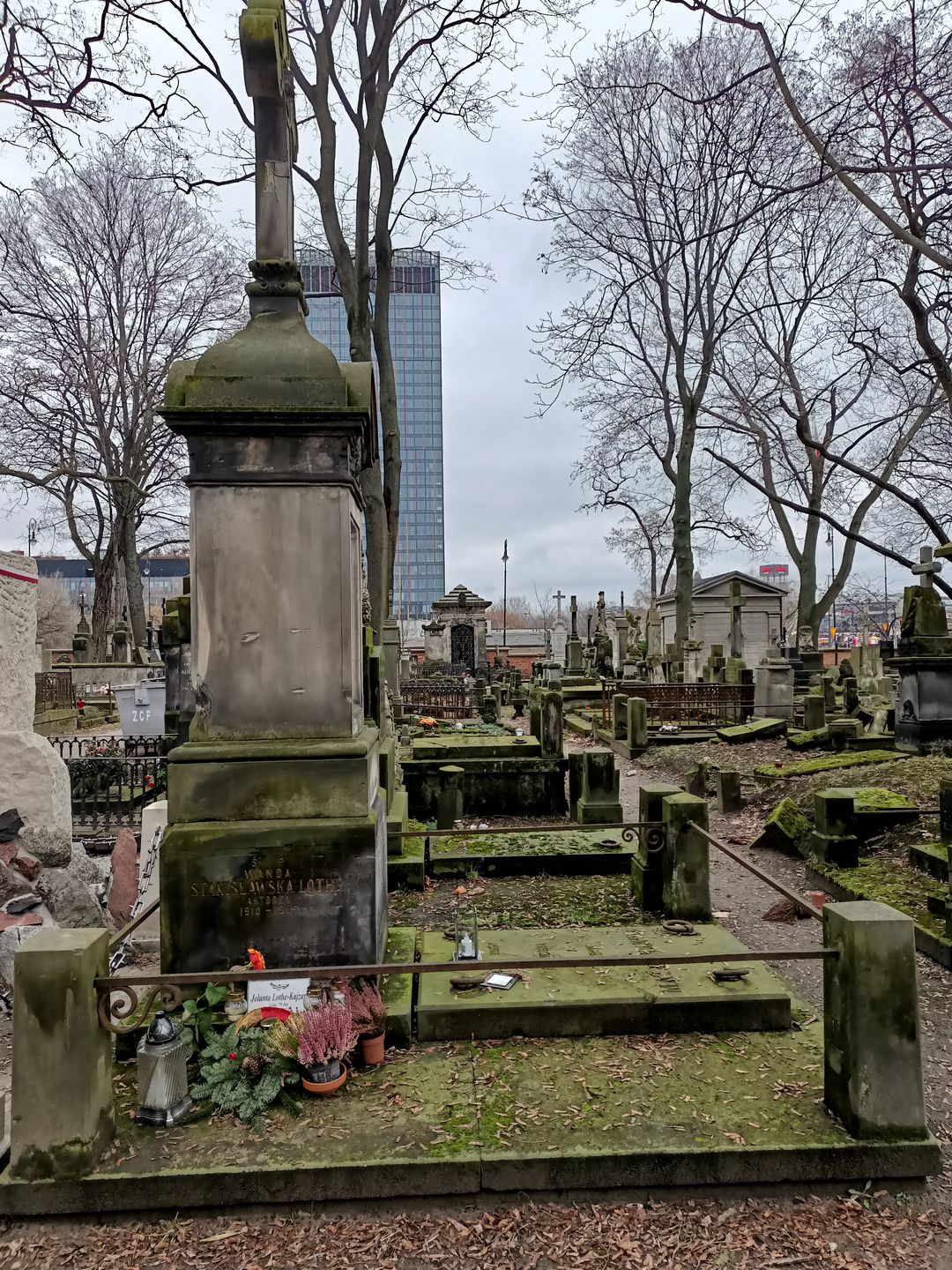 Grób Wandy Stanisławskiej-Lothe i jej córki Jolanty