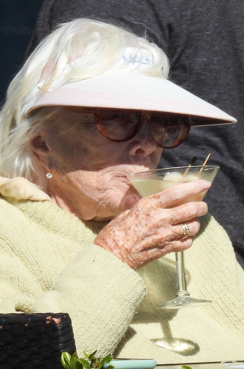 Shirley MacLaine sączy Martini na lunchu w Malibu