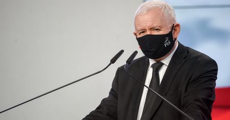 Komorowski o uchwale sanacyjnej PiS: strzelili sobie samobója