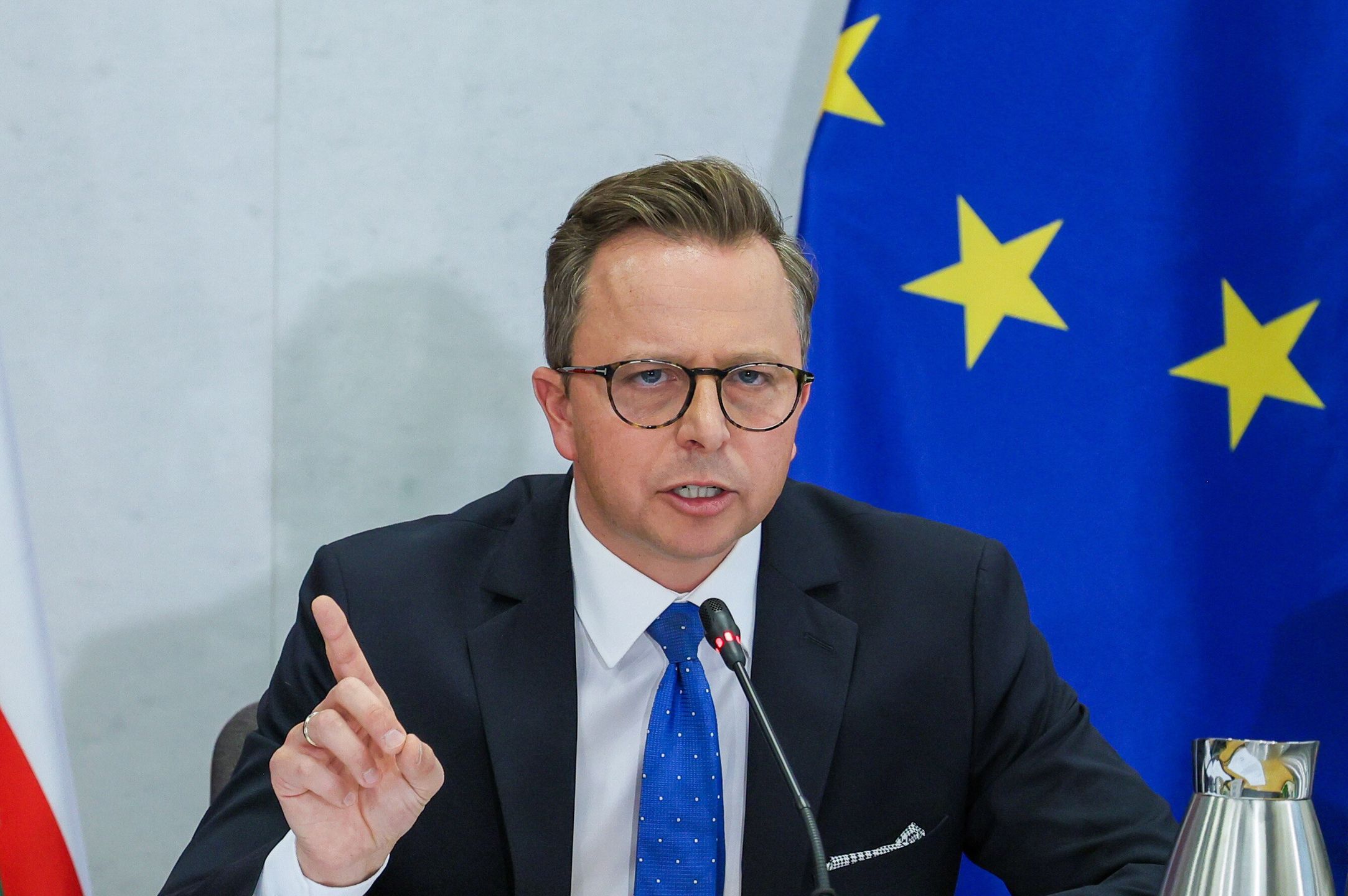 Warszawa, 05.02.2024. Przewodniczący komisji, poseł KO Dariusz Joński podczas przesłuchania byłego szefa Kancelarii Prezesa Rady Ministrów Michała Dworczyka przez sejmową komisję śledczą do zbadania legalności, prawidłowości oraz celowości działań podjętych w celu przygotowania i przeprowadzenia wyborów Prezydenta Rzeczypospolitej Polskiej w 2020 r. w formie głosowania korespondencyjnego, 5 bm. w Sejmie w Warszawie. (sko) PAP/Paweł Supernak