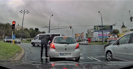Z samochodu wyrzuciła niedopałek na ulicę. Takiej reakcji się nie spodziewała