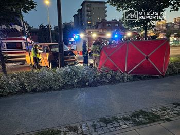 Warszawa. Kierowca busa zasłabł i uderzył w latarnię. Szybka reanimacja uratowała jego życie
