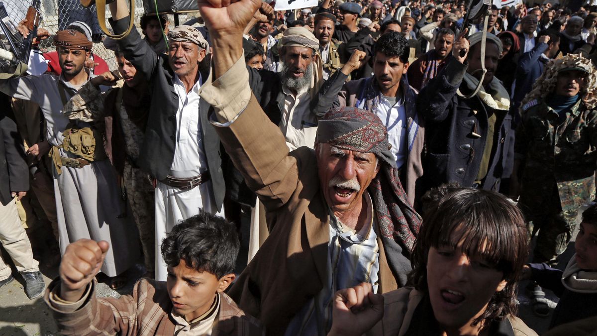 SANAA, YEMEN - JANUARY 18: Supporters of Yemen's Huthi movement raise their fists up as they chant slogans during a demonstration in front of the closed US Embassy in the capital Sanaa on January 18, 2021, to reject outgoing US President Donald Trump's decision to designate the Huthi group a "foreign terrorist organisation". - Impoverished Yemen is mired in a devastating conflict between Iran-backed Huthi rebels and government forces backed by Saudi Arabia that has left tens of thousands dead and sparked a dire humanitarian crisis. (Photo by Mohammed Hamoud/Anadolu Agency via Getty Images)