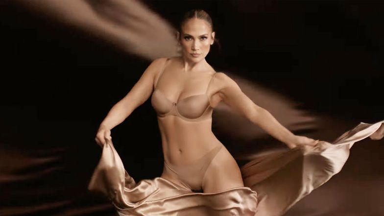 Jennifer Lopez pręży się w reklamie bielizny. Wjechał RETUSZ? Fotki paparazzi mówią same za siebie (ZDJĘCIA)