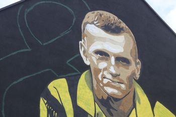Adam Ledwoń będzie mieć swój mural. Obraz powstaje w Katowicach-Załężu
