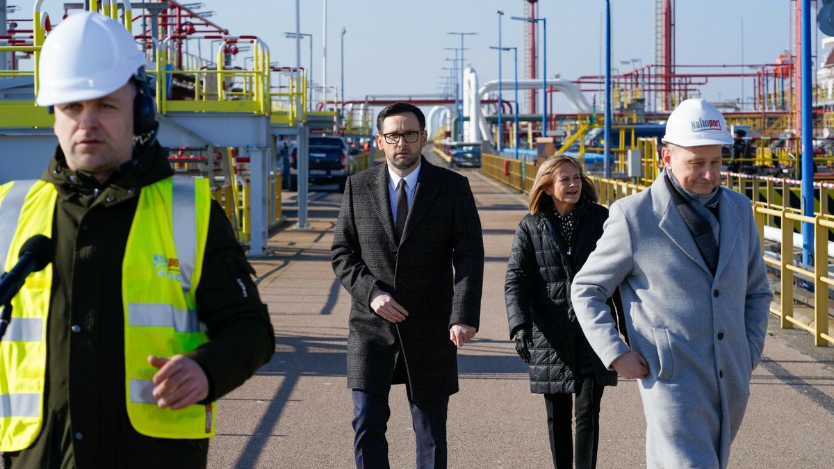 Konferencja Daniela Obajtka w Naftoporcie
14.03.2022 GDANSK. KONFERENCJA PRASOWA Z PREZESEM ORLENU DANIELEM OBAJTKIEM W NAFTOPORCIE. NZ. DANIEL OBAJTEK. FOT. JAKUB STEINBORN / POLSKA PRESS/DZIENNIK BALTYCKI
JAKUB STEINBORN