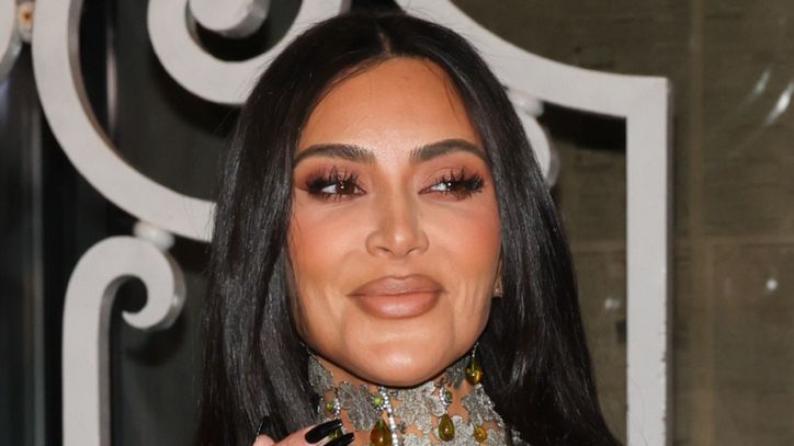 Kim Kardashian prezentuje "naturalne" lico i SZOKUJĄCO wąską talię