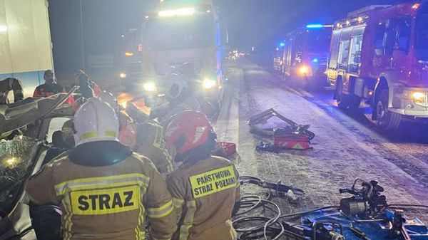 Intensywne opady śniegu, oblodzone drogi. Seria wypadków na A1 i A2