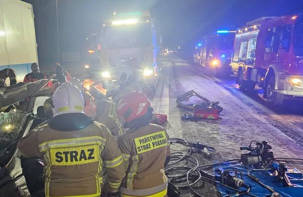 Intensywne opady śniegu, oblodzone jezdnie. Seria wypadków na drogach