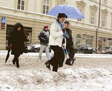 Śnieg przyczną kłopotów komunikacyjnych w Krakowie