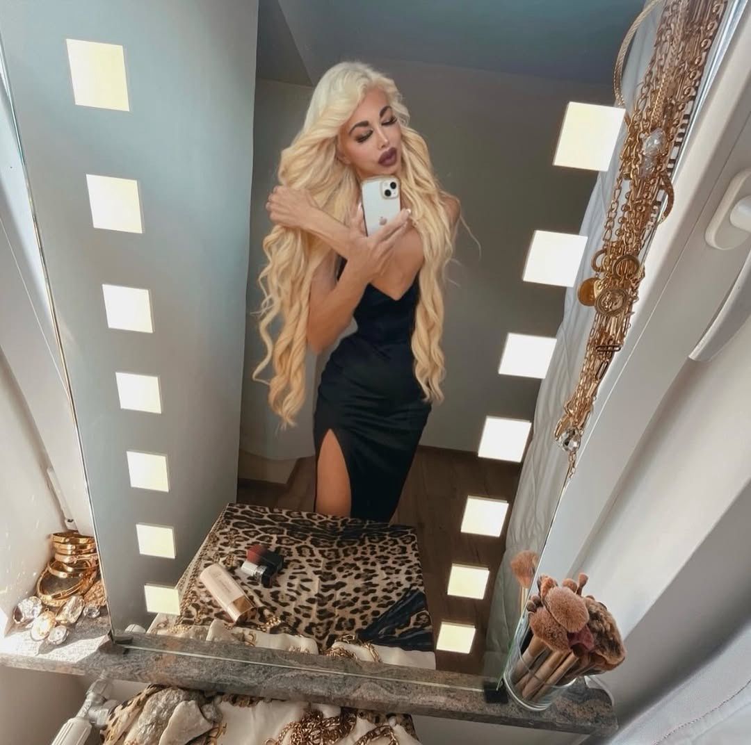 Isis Gee selfie w lustrze