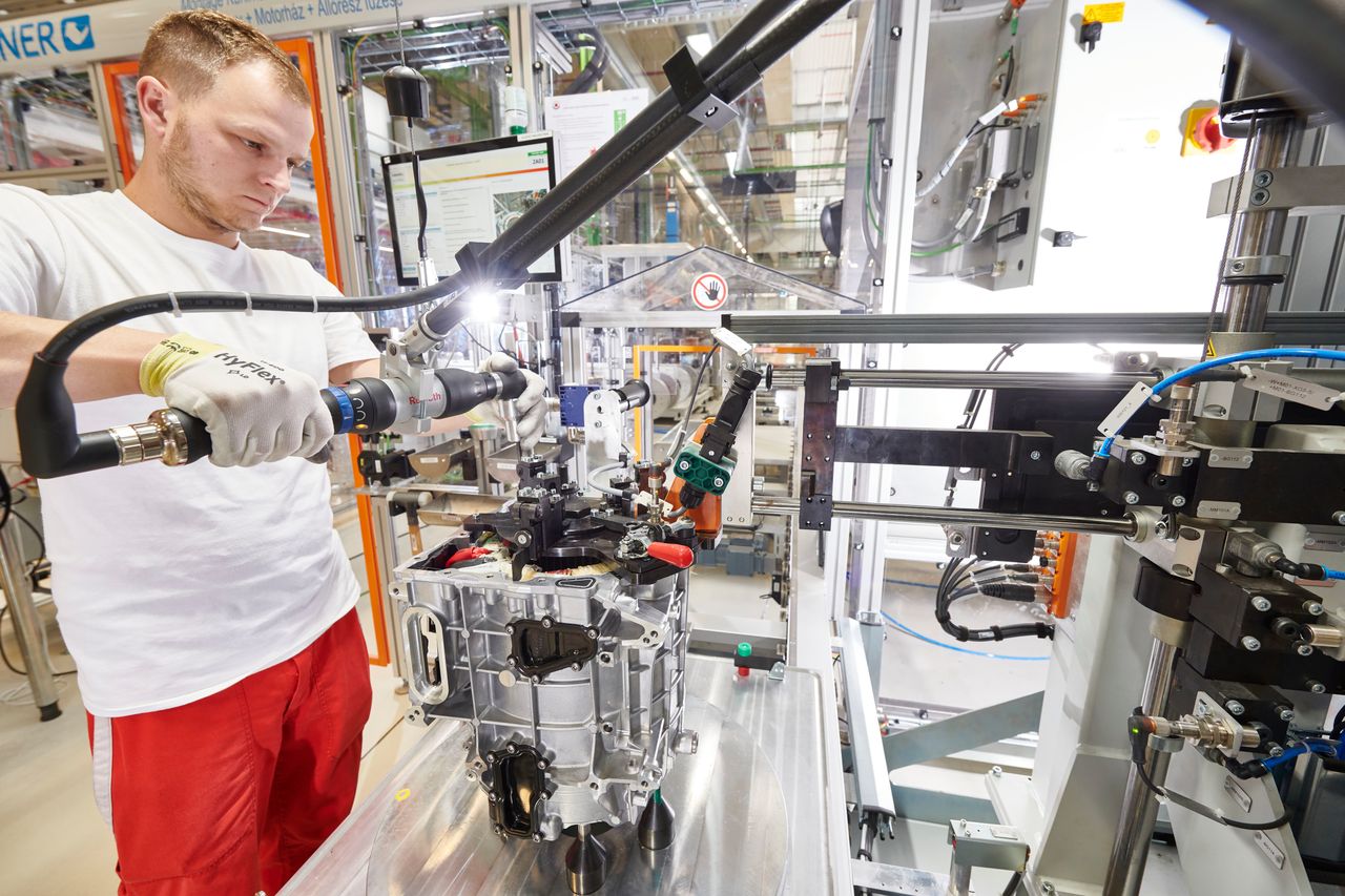 Fabryka Audi na Węgrzech zaczęła produkować silniki elektryczne. Nowy etap na drodze do elektromobilności