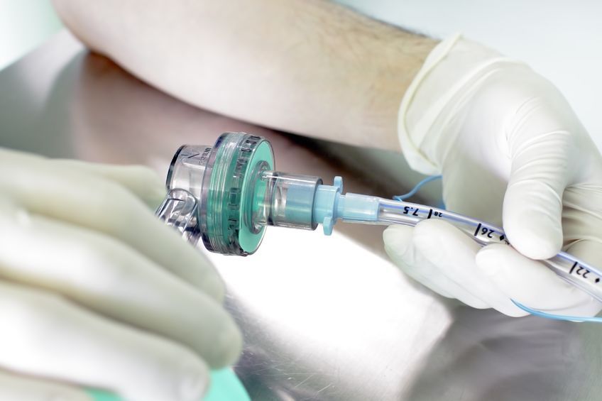 Preferowanym sposobem udrożnienia dróg oddechowych jest intubacja. Konikotomia to jedno z ostatecznych rozwiązań