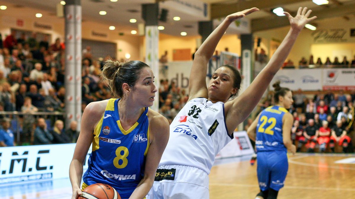 PAP / Lech Muszyński / Na zdjęciu: Rebecca Allen (z piłką) i Zhosselina Maiga