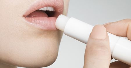 Balsam do ust, czyli niezawodny kosmetyk. Czym się kierować podczas zakupu?