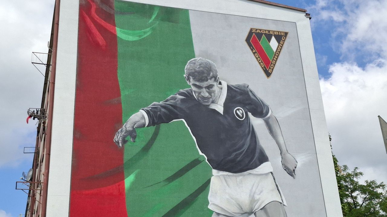 Najlepszy piłkarz Zagłębia Sosnowiec spogląda na swoją dzielnicę: odsłonięto mural Andrzeja Jarosika