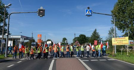 Rolnicy blokują drogę krajową nr 2. Czekają na ministra