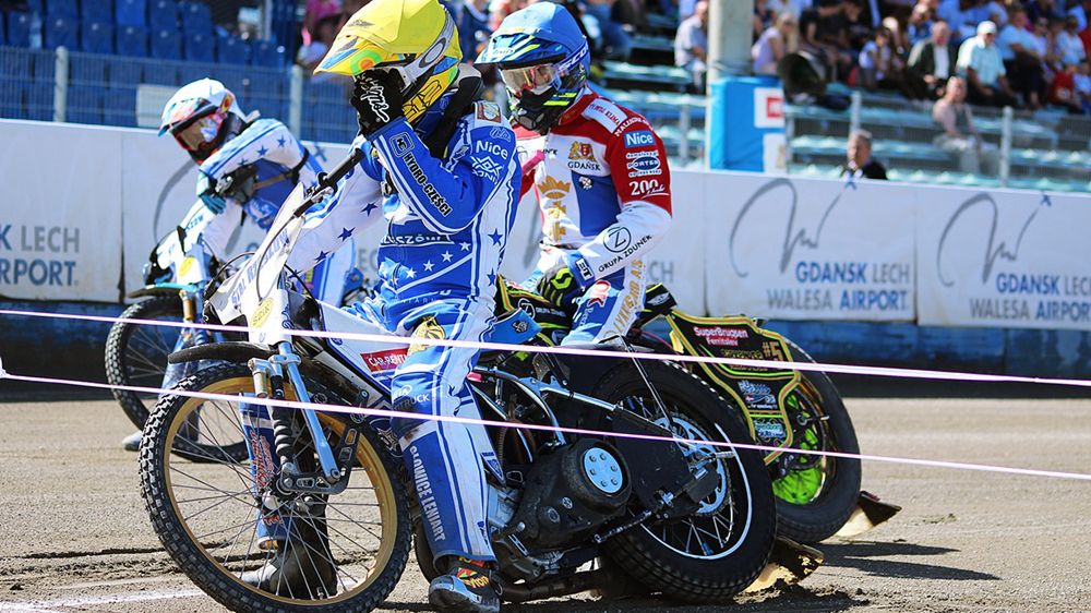 WP SportoweFakty / Grzegorz Jarosz / Mecz Wybrzeże - Stal. Mateusz Rząsa na pierwszym planie.