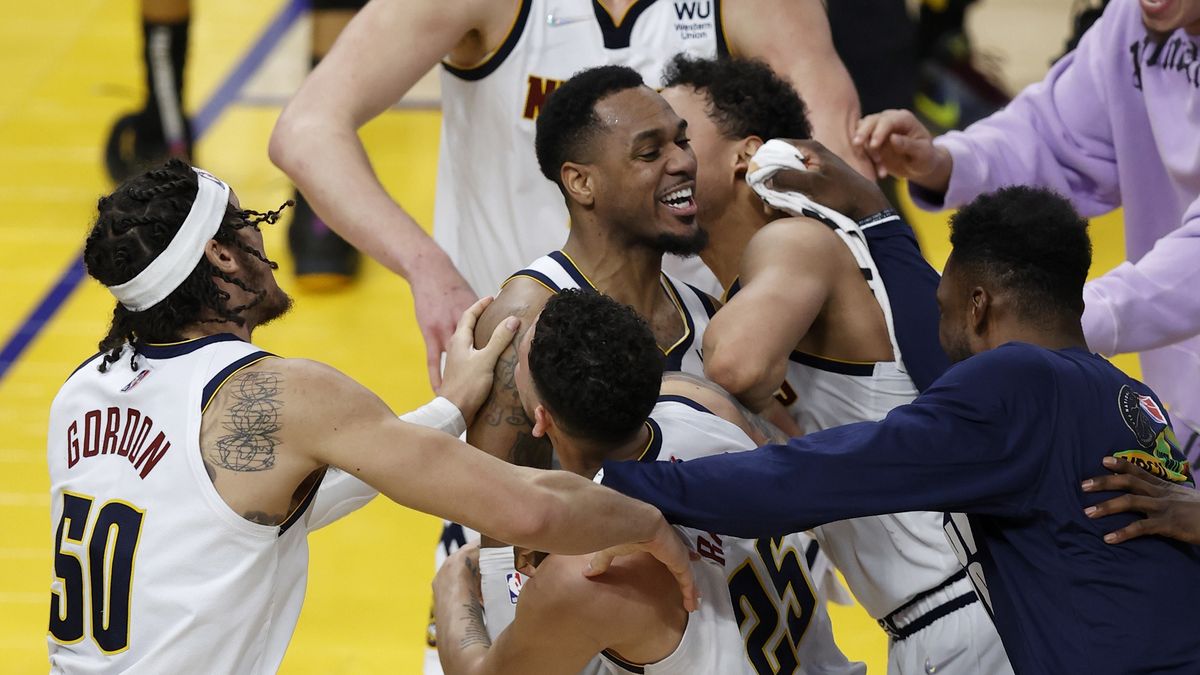 Radość Denver Nuggets po decydującym rzucie Monte Morrisa (w środku)