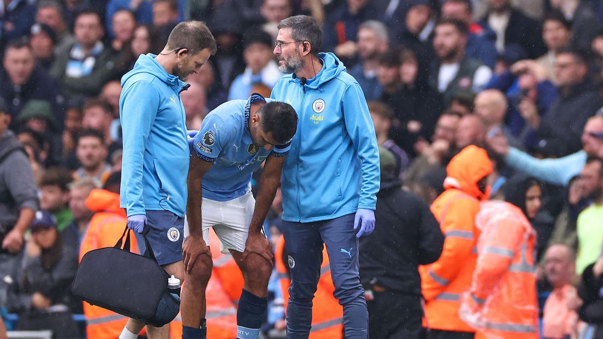 Zdjęcie okładkowe artykułu: Getty Images /  Robbie Jay Barratt - AMA/Getty Images / Sztab medyczny Manchesteru City udziela pomocy Rodriemu