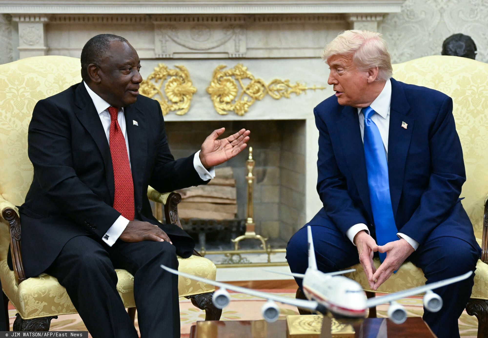 Spotkanie Donalda Trumpa z prezydentem RPA
US President Donald Trump meets with South African President Cyril Ramaphosa in the Oval Office of the White House in Washington, DC, on May 21, 2025. South African President Cyril Ramaphosa meets Donald Trump on Wednesday amid tensions over Washington's resettlement of white Afrikaners that the US president claims are the victims of "genocide." (Photo by Jim WATSON / AFP)
JIM WATSON
