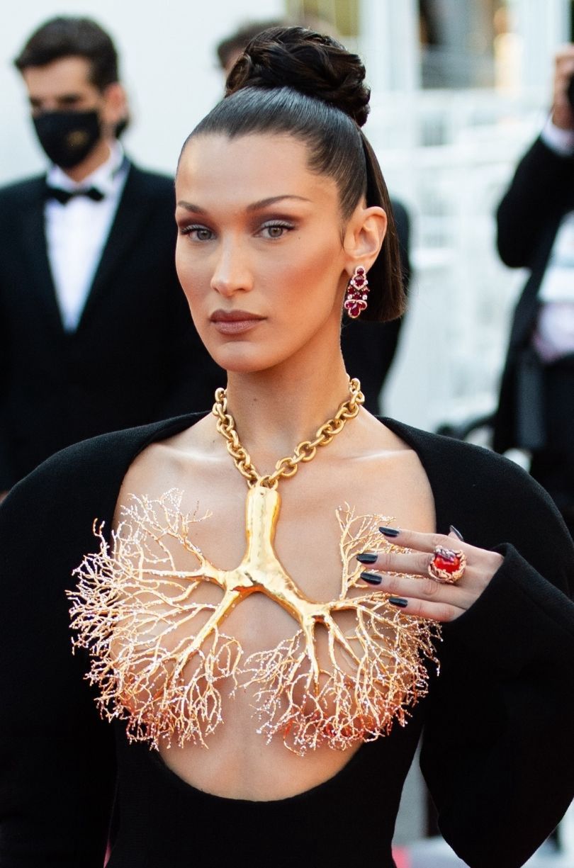 Bella Hadid paraduje po czerwonym dywanie w Cannes w naszyjniku imitującym płuca