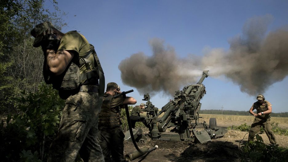 Ukraina - arch
Ukrainian soldiers fire an M777 howitzer, supplied by the U.S., at Russian positions in the Donetsk region of Ukraine on Tuesday, June 21, 2022. In recent days, Russian forces have made steady gains in fierce and costly battles in Ukraine's east. (Tyler Hicks/The New York Times)
TYLER HICKS