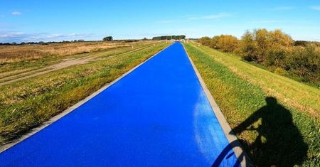 "Niebiańska" trasa rowerowa w Polsce. Ten kolor to nie przypadek