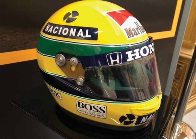 Na zdjęciu: kask Ayrtona Senny z 1990 roku. Fot. rmsothebys.com