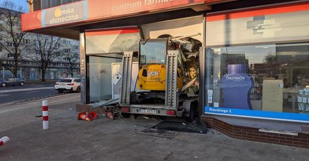 Minikoparka wjechała w aptekę. Groźne zdarzenie w centrum Szczecina
