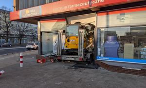 Minikoparka wjechała w aptekę. Groźne zdarzenie w centrum Szczecina
