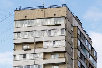 Czy wolno zabudować balkon w bloku? Prawo stawia jasny warunek