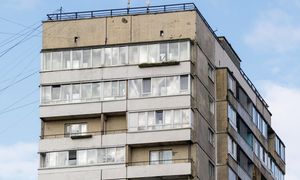 Czy wolno zabudować balkon w bloku? Prawo stawia jasny warunek