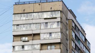 Czy wolno zabudować balkon w bloku? Prawo stawia jasny warunek