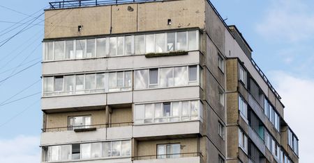 Czy wolno zabudować balkon w bloku? Prawo stawia jasny warunek