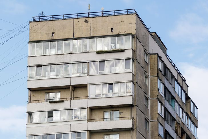 Czy wolno zabudować balkon w bloku? Prawo stawia jasny warunek
