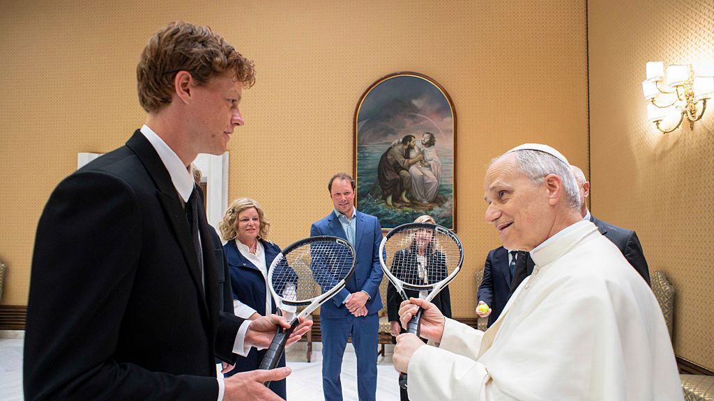 Getty Images / Vatican Pool - Corbis / Na zdjęciu: Jannik Sinner i papież Leon XIV