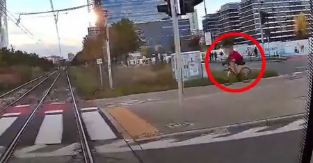 Miał czerwone światło. Rowerzysta nagrany. Boli od samego patrzenia
