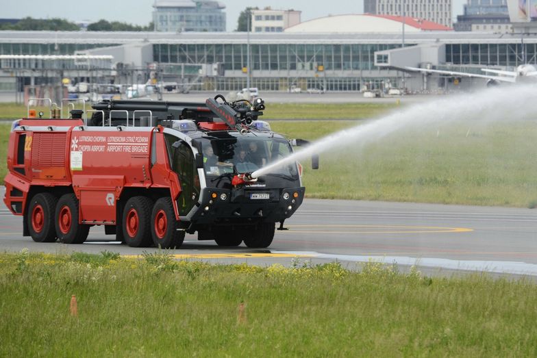 Nowy problem na lotniskach. Strażacy ostrzegają: niektóre samoloty mogą nie odlecieć