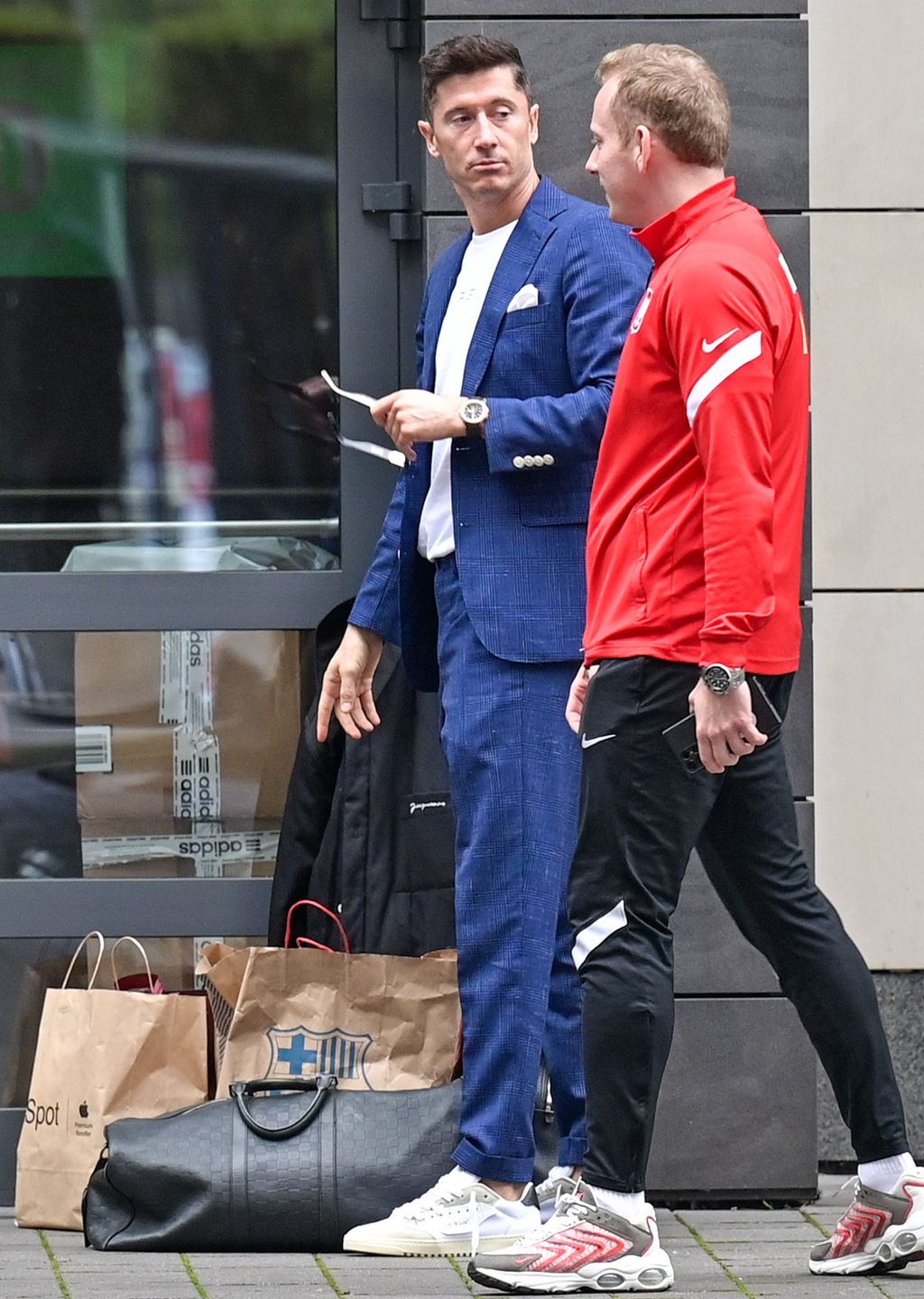 Wystrojeni piłkarze szpanują markowymi dodatkami na zgrupowaniu