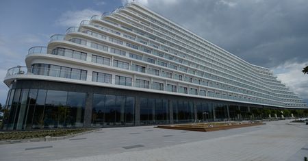 Gigantyczny hotel w Pobierowie otwarty. Polityk pisze o "zaszczycie"