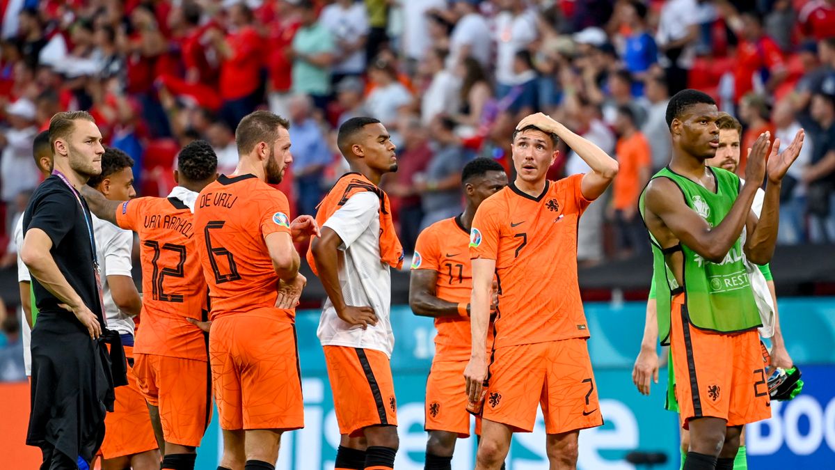 Zdjęcie okładkowe artykułu: PAP/EPA / Tamas Kovacs / Na zdjęciu: piłkarze reprezentacji Holandii po porażce z Czechami