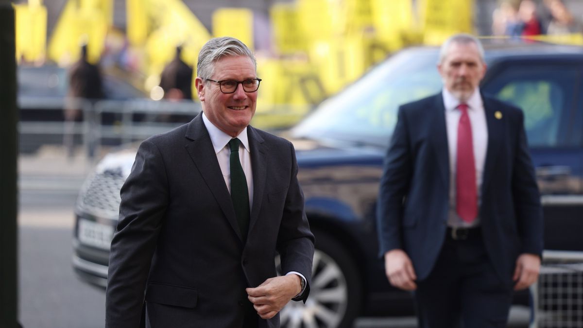 Premier W. Brytanii Keir Starmer (L) naradza się z liderami Euro