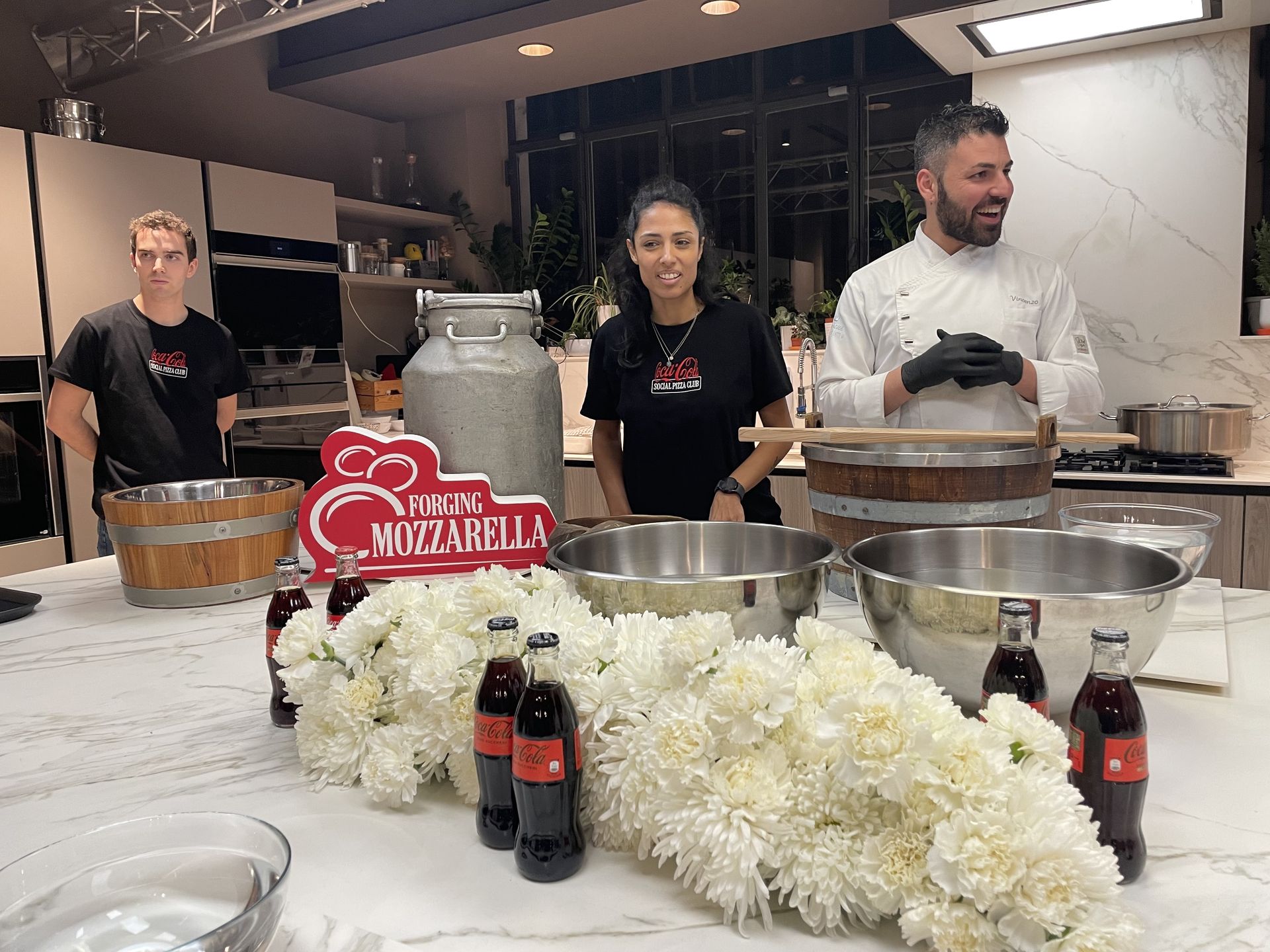 Mozzarella jest jednym z nieodłącznych składników pizzy