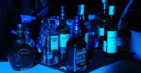 50 zakażonych koronawirusem. Pili w klubie z jednego naczynia