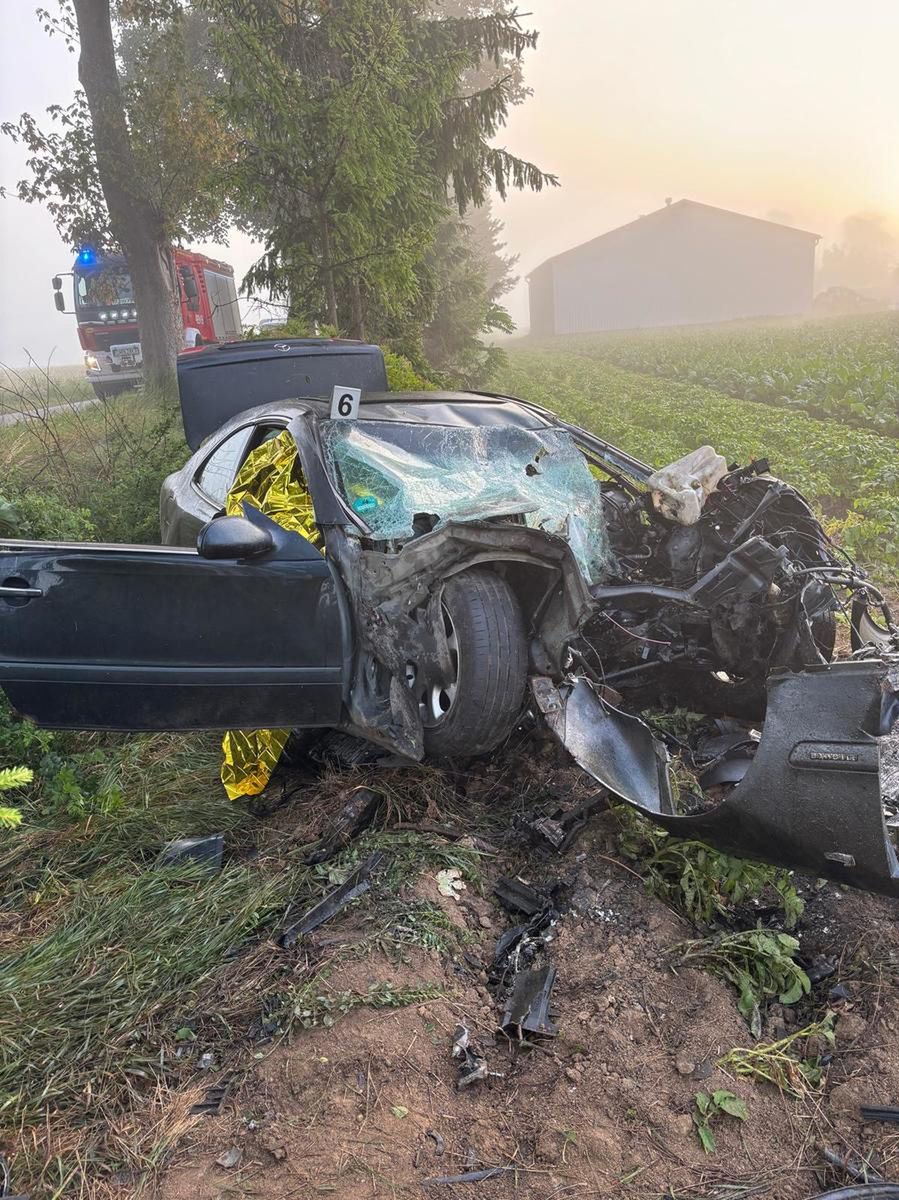 Tragiczna noc w Kraśniewie. Dwóch młodych mężczyzn zginęło w wypadku samochodowym