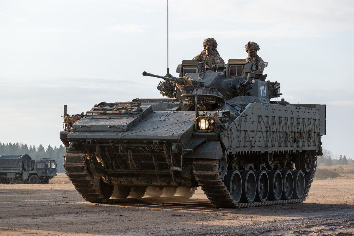FV510 Warrior z Queen’s Royal Hussars z dobrze widocznym dodanym opancerzeniem bocznym kadłuba. Zdjęcie wykonane podczas operacji „Cabrit” w Estonii w 2020 roku 