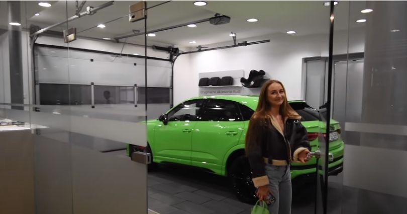 Angelika Mucha ekscytuje się kupnem nowiutkiego samochodu