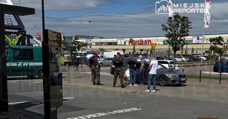 Akcja policji i Żandarmerii Wojskowej na terenie CH M1 Marki. Zatrzymano zawodowego żołnierza