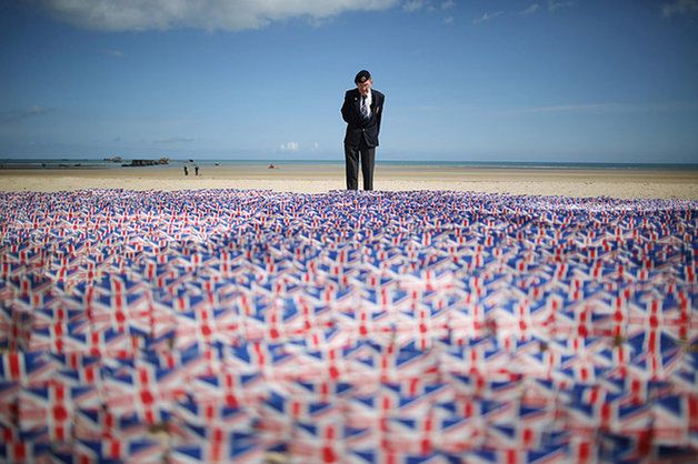 Weteran drugiej wojny światowej, Fred Holborn, patrzy na flagi Wielkiej Brytanii na plaży niedaleko Asnelles, we Francji. To część ceremonii upamiętniającej lądowanie w Normandii.